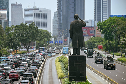 Sejumlah warga menaiki kendaraan tempur TNI saat konvoi dalam rangka menyambut HUT TNI ke-79 di Jalan Jenderal Sudirman, Jakarta, Sabtu (28/9/2024). Foto: Jamal Ramadhan/kumparan