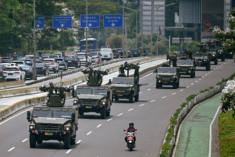 Sejumlah kendaraan tempur TNI melintas dalam rangka menyambut HUT ke-79 TNI di Jalan Jenderal Sudirman, Jakarta, Sabtu (28/9/2024). Foto: Jamal Ramadhan/kumparan