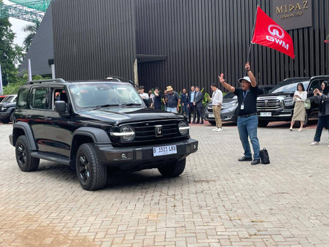 GWM (Great Wall Motor) lakukan seremoni penyerahan ratusan unit Tank 300 HEV secara perdana ke konsumen, Sabtu (28/9/2024). Foto: Sena Pratama/kumparan
