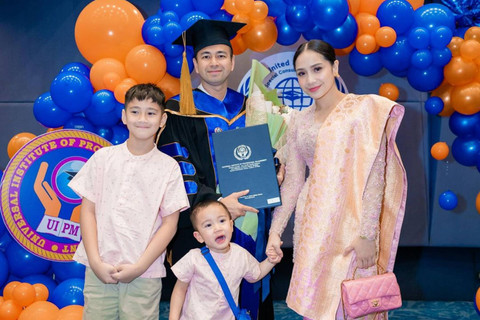 Raffi Ahmad dapat gelar Doktor Kehormatan dari Universal Institute of Professional Management (UIPM), Thailand. Foto: Instagram/ @raffinagita1717