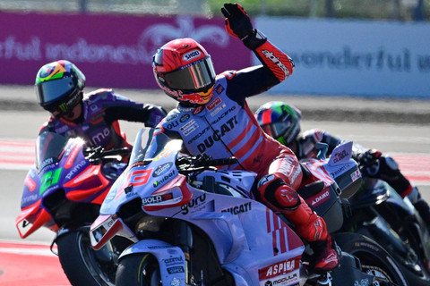 Pembalap Gresini Racing MotoGP Marc Marquez melambaikan tangan setelah berhasil meraih posisi ketiga pada balapan sprint MotoGP di Pertamina Mandalika International Street Circuit, Lombok Tengah, NTB, Sabtu (28/9/2024). Foto: Bay Ismoyo/AFP
