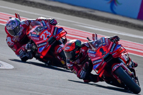 Dua pembalap Ducati Lenovo Team Francesco Bagnaia dan Enea Bastianini beradu kecepatan saat sprint MotoGP di Pertamina Mandalika International Street Circuit, Lombok Tengah, NTB, Sabtu (28/9/2024). Foto: Sonny Tumbelaka/AFP