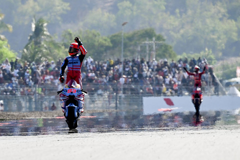 Pembalap  Gresini Racing MotoGP Marc Marquez menyapa penonton bersama pembalap Ducati Lenovo Team Francesco Bagnaia saat berselebrasi setelah sprint MotoGP di Pertamina Mandalika International Street Circuit, Lombok Tengah, NTB, Sabtu (28/9/2024). Foto: Sonny Tumbelaka/AFP