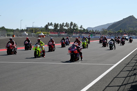 Sejumlah pembalap bersiap memulai balapan saat sprint MotoGP di Pertamina Mandalika International Street Circuit, Lombok Tengah, NTB, Sabtu (28/9/2024).  Foto: Sonny Tumbelaka/AFP