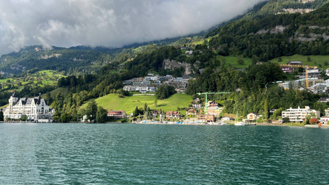 Pemandangan dari dalam kapal saat berlayar di Danau Lucerne, Swiss. Foto: Reza Aditya/kumparan