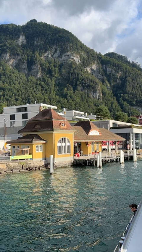 Pemandangan dari dalam kapal saat berlayar di Danau Lucerne, Swiss. Foto: Reza Aditya/kumparan