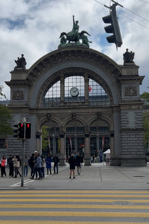 Pilar besar di depan Stasiun Lucerne. Foto: Reza Aditya/kumparan