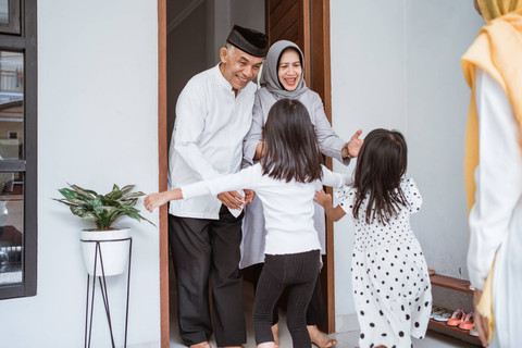 Ilustrasi kakek nenek menyayangi cucu.  Foto: Shutterstock
