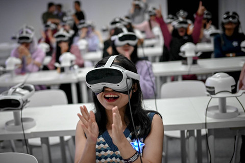 Sejumlah fandom BTS, ARMY Indonesia menikmati konser virtual reality BTS dalam pameran imersif The Fact Music Awards Exhibition BSTARVERSE di Mal Taman Anggrek, Jakarta, Sabtu (28/9/2024). Foto: Jamal Ramadhan/kumparan