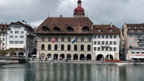 Suasana Lucerne dari atas Chapel Bridge. Foto: Reza Aditya/kumparan