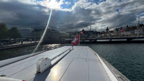 Kota Lucerne dari atas kapal di Danau Lucerne.  Foto: Reza Aditya/kumparan