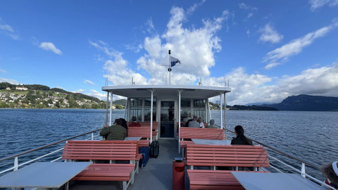 Suasana dari atas deck kapal saat berlayar di Danau Lucerne. Foto: Reza Aditya/kumparan