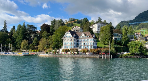 Suasana dari atas kapal saat berlayar di Danau Lucerne. Terlihat banyak bangunan klasik di sepanjang pinggir danau. (Dok: Reza Aditya/kumparan)