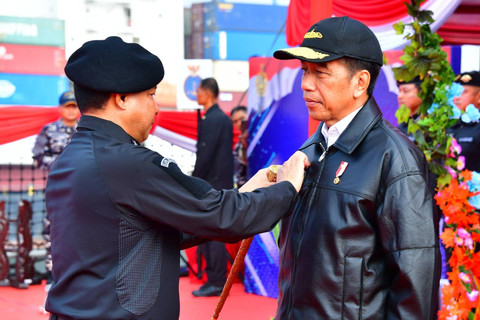 Panglima TNI Jenderal TNI Agus Subiyanto menyematkan Brevet Kehormatan Hiu Kencana kepada Presiden Republik Indonesia Joko Widodo di atas Geladak KRI dr. Radjiman Wedyodiningrat-992, Sabtu (28/09). Foto: Dok: Puspen TNI