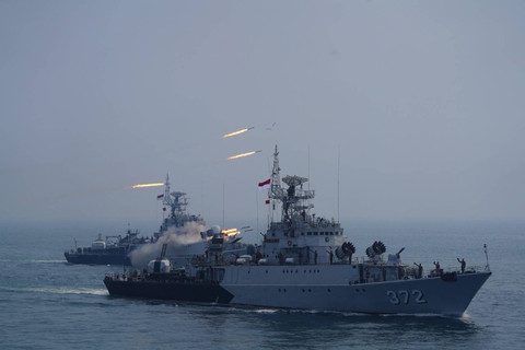 Atraksi kapal dan pesawat tempur pada  acara penganugrahan Tanda Kehormatan Samkaryanugraha kepada Komandan Satuan Kapal Selam Koarmada II Kolonel Laut (P) Yulius Azz Zaenal. Foto: Dok: Puspen TNI