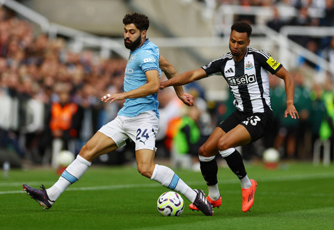 Jacob Murphy dari Newcastle United berusaha merebut bola dari Josko Gvardiol pada Liga Premier Inggris - 28 September 2024. Foto: REUTERS/Lee Smith