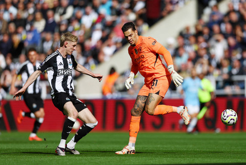 Anthony Gordon dari Newcastle United beraksi dengan Ederson pada Liga Premier Inggris - 28 September 2024. Foto: REUTERS/Lee Smith