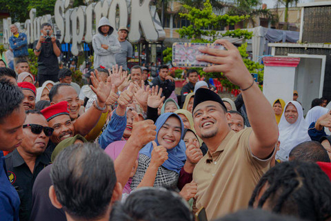 Cagub Sumut Bobby Nasution foto bersama dengan warga saat kampanye di Kabupaten Tapanuli Selatan pada Sabtu (28/9). Foto: Dok. Istimewa