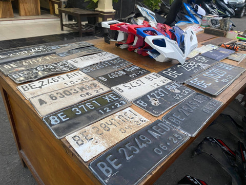 Belasan plat motor yang diamankan Polisi. | Foto: Sinta Yuliana/Lampung Geh
