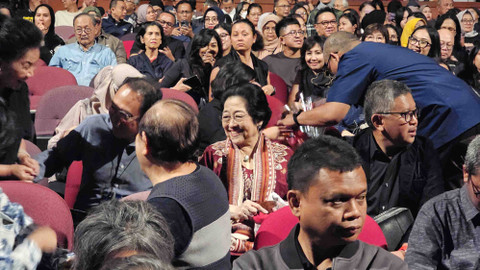 Megawati Soekarnoputri menonton pertunjukan Teater Indonesia Kita dengan Lakon "Si Manis Jembatan Merah" di Teater Besar Taman Ismail Marzuki (TIM), Jakarta, Sabtu malam (28/9/2024).  Foto: Dok. Istimewa