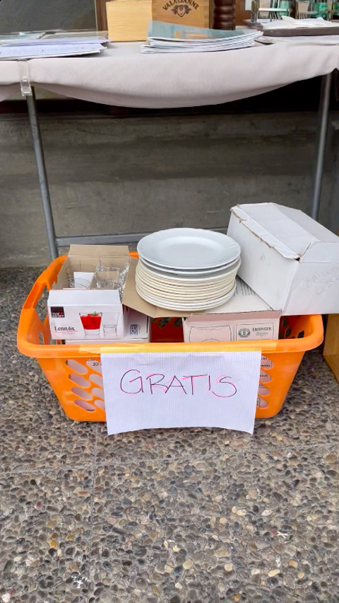 Ada tulisan Gratis yang banyak ditemukan di sejumlah sudut jalan di Swiss. Foto: Reza Aditya Ramadhan/kumparan