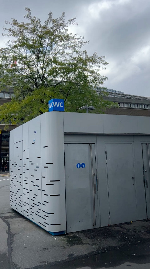 WC umum di salah satu pusat keramaian di Lucerne, Swiss. Foto: Reza Aditya Ramadhan/kumparan