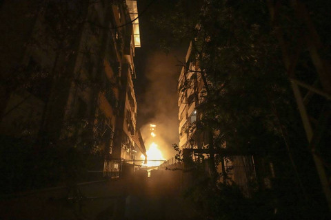 Api berkobar di pinggiran Beirut, usai serangan udara Israel pada Jumat (27/9)  Foto: AP Photo/Bilal Hussein