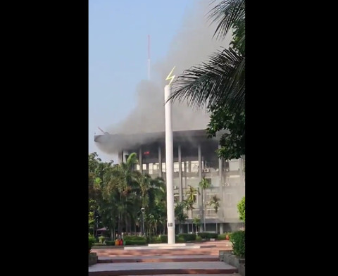Tangkapan layar akun X pemadam kebakaran Jakarta @humasjakfire terkait kebakaran di Gedung Bakamla, Minggu (29/9). Foto: X @humasjakfire
