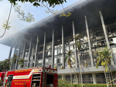 Damkar masih lakukan upaya pemadaman pada saat pagi hari di gedung Bakamla, Menteng, Minggu (29/9/2024). Foto: Abid Raihan/kumparan