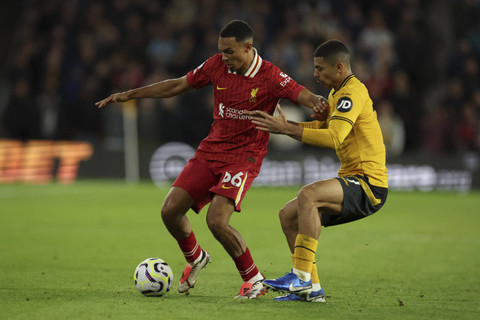 Pemain Liverpool Trent Alexander-Arnold beraksi dengan pemain Wolverhampton Wanderers Andre pada pertandingan Liga Inggris antara Liverpool melawan Wolverhampton di Stadion Molineux, Wolverhampton, Inggris, Sabtu (28/9/2024). Foto: PHIL NOBLE/REUTERS