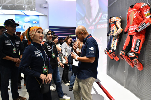 Direktur Utama Pertamina Nicke Widyawati bersama Direktur Keuangan Pertamina Emma Sri Martini melihat pakaian balap sebelum melakukan peresmian Pertamina MotoGP Experience Gallery saat acara Pertamina Grand Prix Of Indonesia 2024 di Pertamina Mandalika International Circuit, Lombok Tengah, Nusa Tenggara Barat pada Sabtu (28/9/2024). Foto: Dok. Pertamina