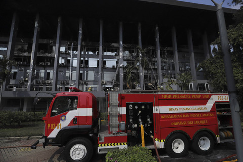 Petugas menyemprotkan air ke arah gedung yang terbakar di Gedung Badan Keamanan Laut (Bakamla) RI, Jalan Proklamasi, Pegangsaan, Menteng, Jakarta Pusat, Minggu (29/9/2024). Foto: Jamal Ramadhan/kumparan
