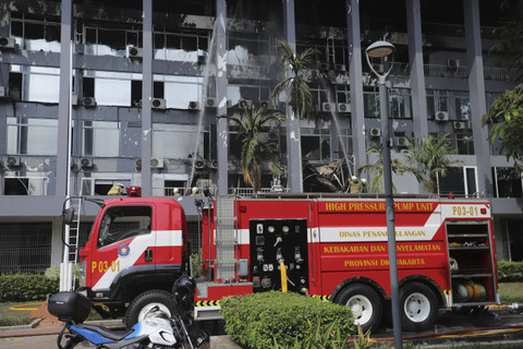 Petugas menyemprotkan air ke arah gedung yang terbakar di Gedung Badan Keamanan Laut (Bakamla) RI, Jalan Proklamasi, Pegangsaan, Menteng, Jakarta Pusat, Minggu (29/9/2024). Foto: Jamal Ramadhan/kumparan