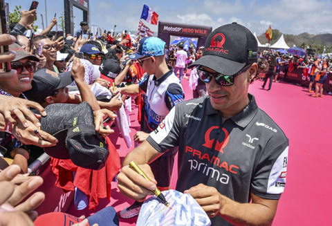 Pembalap Prima Pramac Racing Franco Morbidelli (kanan) menandatangani kaus penonton saat sesi MotoGP Hero Walk menjelang race MotoGP di Pertamina Mandalika International Street Circuit, Kuta, Praya, Lombok Tengah, NTB, Minggu (29/9/2024). Foto: Ahmad Subaidi/ANTARA FOTO
