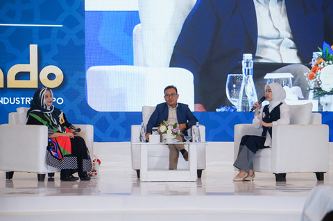 Kepala Balai Besar Standardisasi dan Pelayanan Jasa Industri Tekstil (BBSPJIT) Cahyadi (tengah) dan desainer sekaligus pengusaha Hannie Hananto (kiri)) menjadi pembicara pada talkshow Industrial Festival 2024 bertajuk Textile and Apparel Industry Muslim Fashion di Tangerang, Sabtu (28/9/2024). Foto: Dok. Kemenperin 
