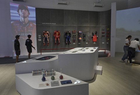 Pengunjung melihat koleksi baju balap MotoGP yang dipajang di museum MotoGP di Pertamina Mandalika International Street Circuit, Kuta, Praya, Lombok Tengah, NTB, Minggu (29/9/2024). Foto: Ahmad Subaidi/ANTARA FOTO
