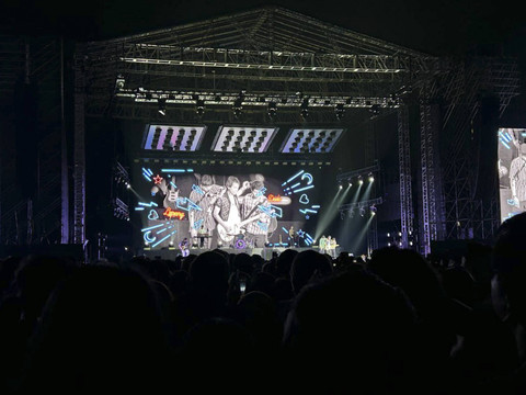 Penampilan Sheila On 7 pada Konser Tunggu Aku di Bandung, Sabtu (28/9/2024). Foto: Caroline Pramantie/kumparan
