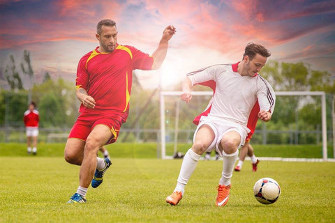 Ilustrasi jelaskan yang dimaksud dengan variasi dan kombinasi permainan sepak bola - Sumber: pixabay.com/phillipkofler