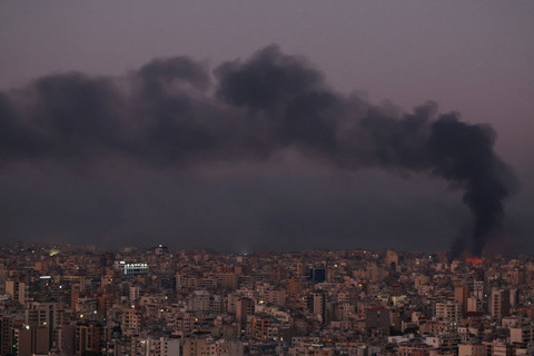 Asap mengepul dari lokasi serangan udara Israel yang menargetkan sebuah permukiman di pinggiran selatan Beirut, Lebanon, Sabtu (28/9/2024). Foto: Mohamed Azakir/REUTERS 