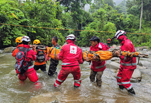 Petugas gabungan dari Basarnas Padang, TNI, Polri, PMI, BPBD dibantu warga mengevakuasi korban tanah longsor di lokasi tambang emas ilegal di Kabupaten Solok, Sumatera Barat, Minggu (29/9/2024). Foto: Basarnas Padang/HO/ANTARA FOTO