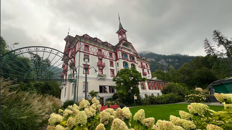 Bangunan Hotel Vitznauerhof di Swiss yang bergaya klasik. Foto: Reza Aditya Ramadhan/kumparan