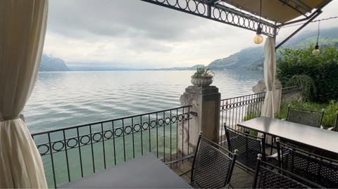 Spot salah satu restoran di Hotel Vitznauerhof yang menghadap ke Danau Lucerne. Foto: Reza Aditya Ramadhan/kumparan