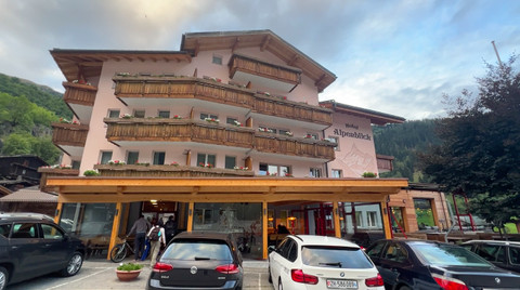 Tampak depan Hotel Alpenblick di Fieschertal, Swiss. Foto: Reza Aditya Ramadhan/kumparan