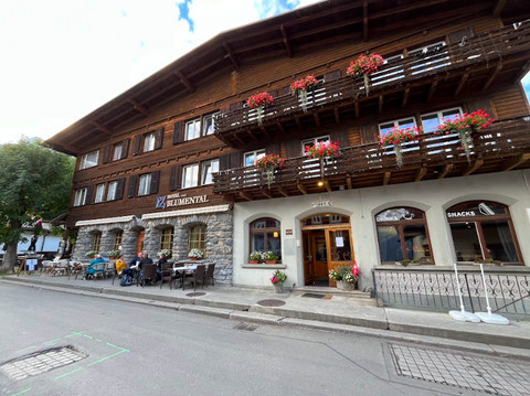 Tampak depan Hotel Blumental Swiss yang berada persis di pinggir jalan di Murren, Swiss. Foto: Reza Aditya Ramadhan/kumparan