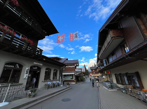 Suasana di depan Hotel Blumental Murren yag dekat dengan Coop, supermarket terbesar di Swiss. Foto: Reza Aditya Ramadhan/kumparan
