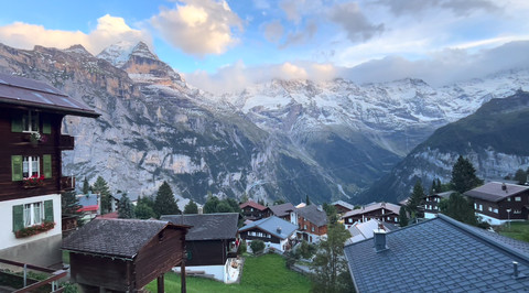 Ini pemandangan dari depan Hotel Blumental di Murren Swiss. Kita bisa melihat Eiger, Monch dan Jungfrau. Foto: Reza Aditya Ramadhan/kumparan