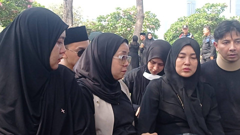 Sonny Septian dan Elma Theana di pemakaman sang ibunda, TPU Karet Bivak, Jakarta Pusat, Minggu (29/9/2024). Foto: Giovanni/kumparan