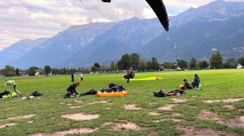 Inilah para wisatawan yang paralayang mendarat di alun-alun Interlaken depan Hotel Metropole. Foto: Reza Aditya Ramadhan/kumparan