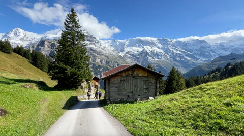 Beginilah indahnya pemandangan di Murren, Swiss. Terlihat puncak pegunungan Alpen. Foto: Reza Aditya Ramadhan/kumparan