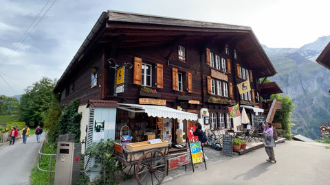 Ini adalah toko tradisional di Gimmewald Swiss. Tak ada penjaga. Pembeli boleh langsung memasukkan uang di keranjang. Foto: Reza Aditya Ramadhan/kumparan